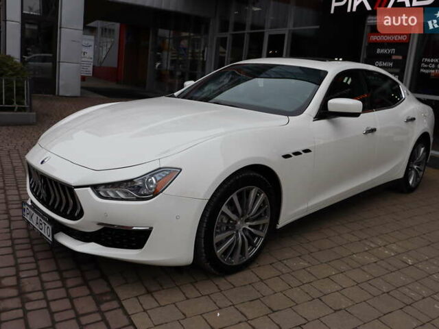 Белый Мазерати Гибли, объемом двигателя 3 л и пробегом 80 тыс. км за 26700 $, фото 1 на Automoto.ua