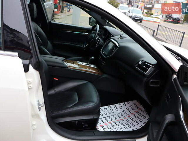 Белый Мазерати Гибли, объемом двигателя 3 л и пробегом 80 тыс. км за 26700 $, фото 41 на Automoto.ua