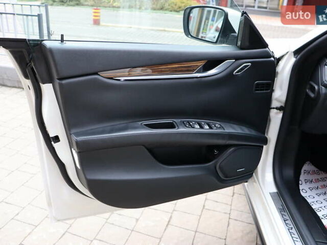 Белый Мазерати Гибли, объемом двигателя 3 л и пробегом 80 тыс. км за 26700 $, фото 11 на Automoto.ua