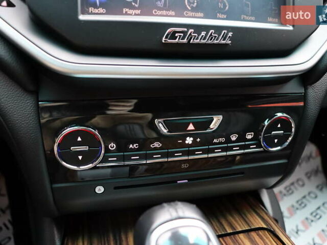 Белый Мазерати Гибли, объемом двигателя 3 л и пробегом 80 тыс. км за 26700 $, фото 29 на Automoto.ua