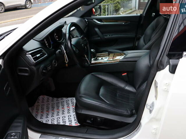 Белый Мазерати Гибли, объемом двигателя 3 л и пробегом 80 тыс. км за 26700 $, фото 15 на Automoto.ua