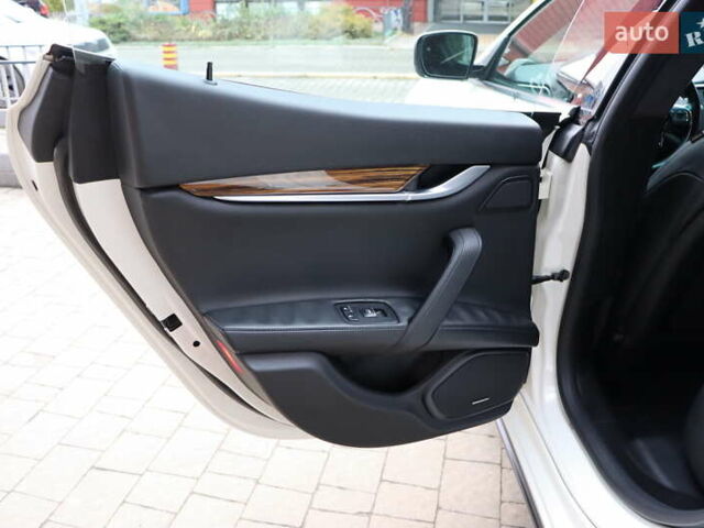 Белый Мазерати Гибли, объемом двигателя 3 л и пробегом 80 тыс. км за 26700 $, фото 31 на Automoto.ua