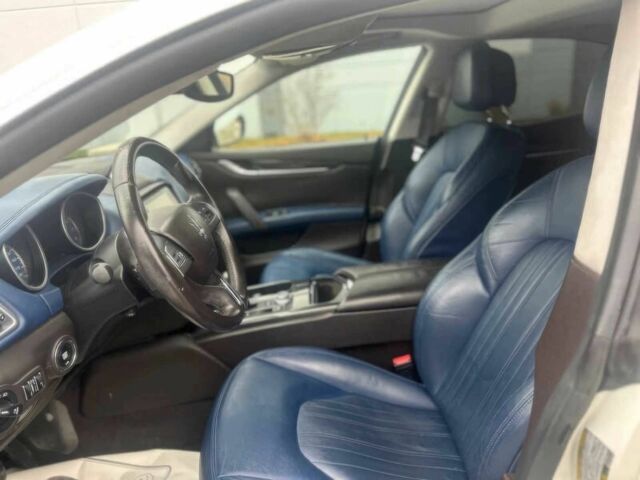 Белый Мазерати Гибли, объемом двигателя 3 л и пробегом 52 тыс. км за 12700 $, фото 8 на Automoto.ua