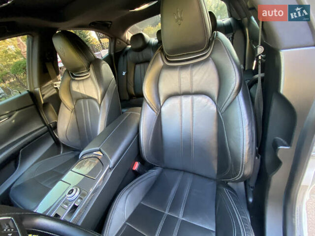 Белый Мазерати Гибли, объемом двигателя 2.98 л и пробегом 122 тыс. км за 23000 $, фото 16 на Automoto.ua