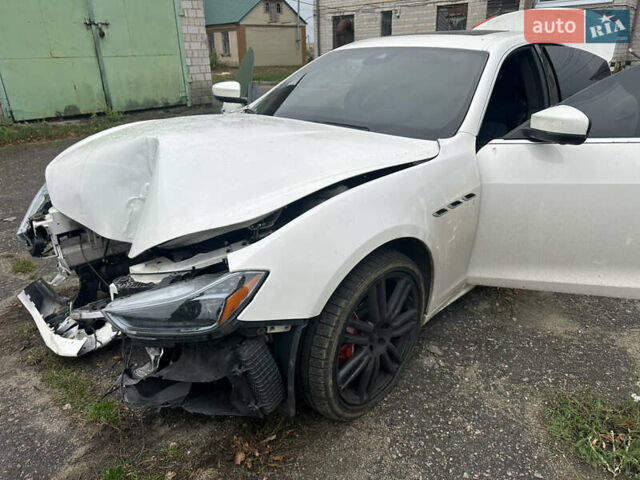 Белый Мазерати Гибли, объемом двигателя 3 л и пробегом 57 тыс. км за 15100 $, фото 3 на Automoto.ua