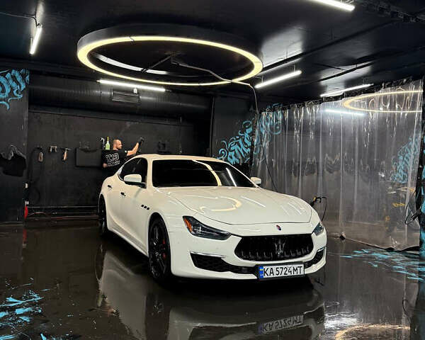 Мазерати Гибли 2019 в Киеве на Automoto.ua Белый Мазерати Гибли, объемом двигателя 2.98 л и пробегом 55 тыс. км за 35000 $, фото 3 на Automoto.ua