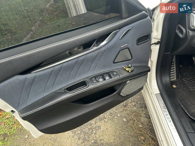 Белый Мазерати Гибли, объемом двигателя 3 л и пробегом 57 тыс. км за 15100 $, фото 7 на Automoto.ua