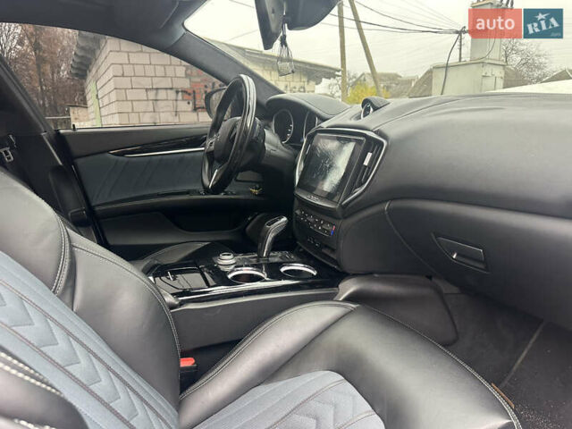 Белый Мазерати Гибли, объемом двигателя 3 л и пробегом 57 тыс. км за 15100 $, фото 9 на Automoto.ua