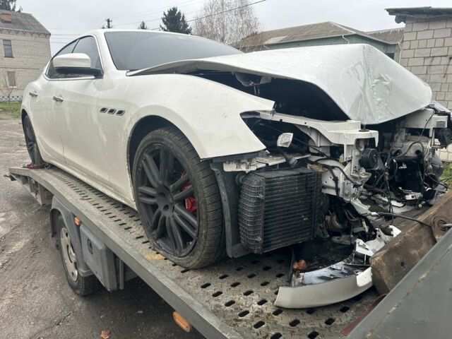 Белый Мазерати Гибли, объемом двигателя 3 л и пробегом 57 тыс. км за 15 $, фото 1 на Automoto.ua