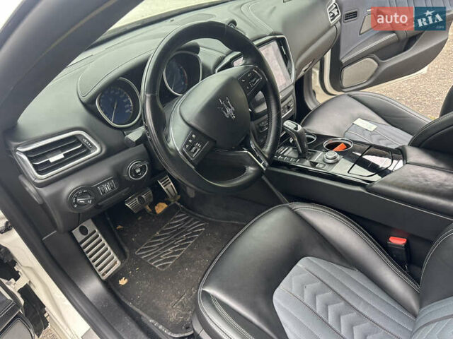 Белый Мазерати Гибли, объемом двигателя 3 л и пробегом 57 тыс. км за 15100 $, фото 6 на Automoto.ua