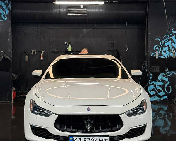 Мазерати Гибли 2019 в Киеве на Automoto.ua Белый Мазерати Гибли, объемом двигателя 2.98 л и пробегом 55 тыс. км за 35000 $, фото 4 на Automoto.ua