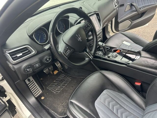 Белый Мазерати Гибли, объемом двигателя 3 л и пробегом 57 тыс. км за 15 $, фото 9 на Automoto.ua