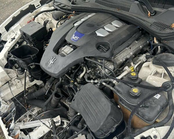 Белый Мазерати Гибли, объемом двигателя 3 л и пробегом 57 тыс. км за 15100 $, фото 5 на Automoto.ua