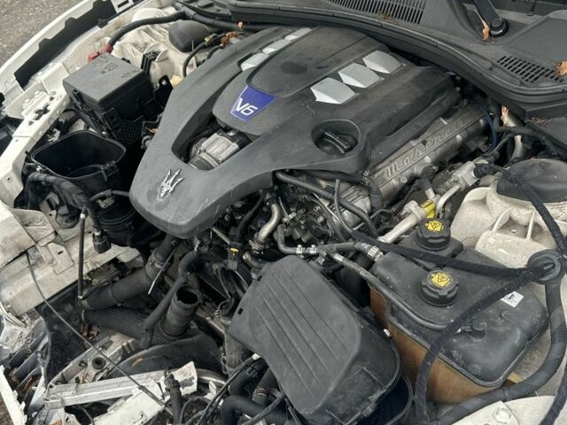 Белый Мазерати Гибли, объемом двигателя 3 л и пробегом 57 тыс. км за 15 $, фото 8 на Automoto.ua