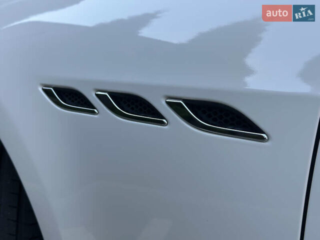 Белый Мазерати Гибли, объемом двигателя 2.98 л и пробегом 38 тыс. км за 39999 $, фото 28 на Automoto.ua
