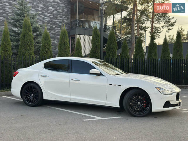 Белый Мазерати Гибли, объемом двигателя 2.98 л и пробегом 38 тыс. км за 39999 $, фото 4 на Automoto.ua