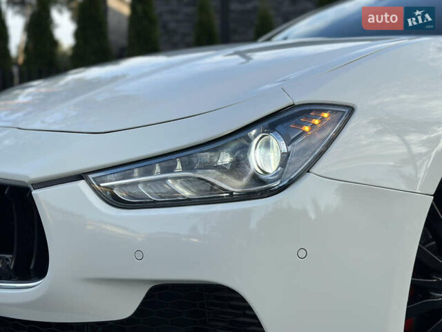 Белый Мазерати Гибли, объемом двигателя 2.98 л и пробегом 38 тыс. км за 39999 $, фото 12 на Automoto.ua