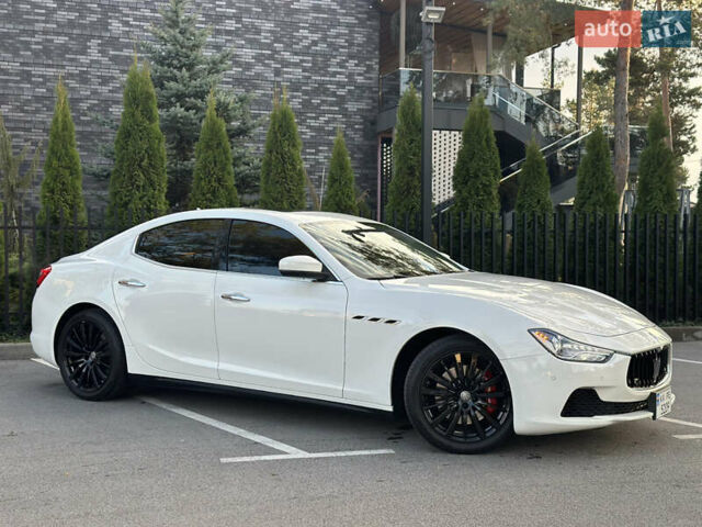 Белый Мазерати Гибли, объемом двигателя 2.98 л и пробегом 38 тыс. км за 39999 $, фото 3 на Automoto.ua