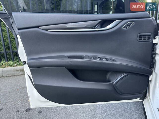 Белый Мазерати Гибли, объемом двигателя 2.98 л и пробегом 38 тыс. км за 39999 $, фото 45 на Automoto.ua