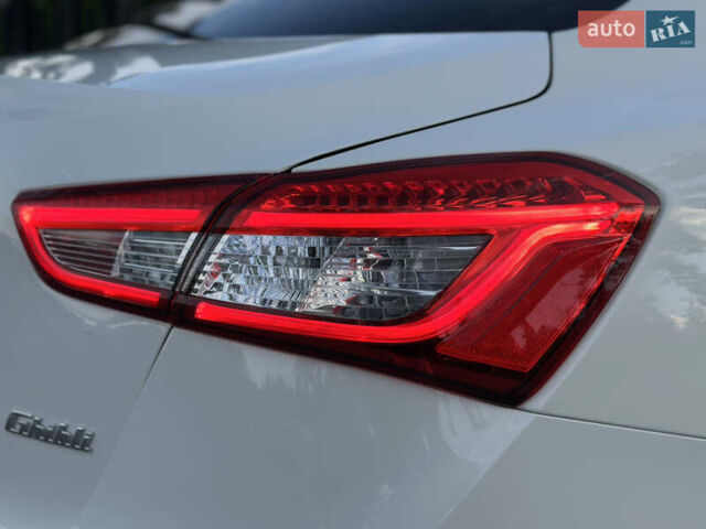 Белый Мазерати Гибли, объемом двигателя 2.98 л и пробегом 38 тыс. км за 39999 $, фото 23 на Automoto.ua