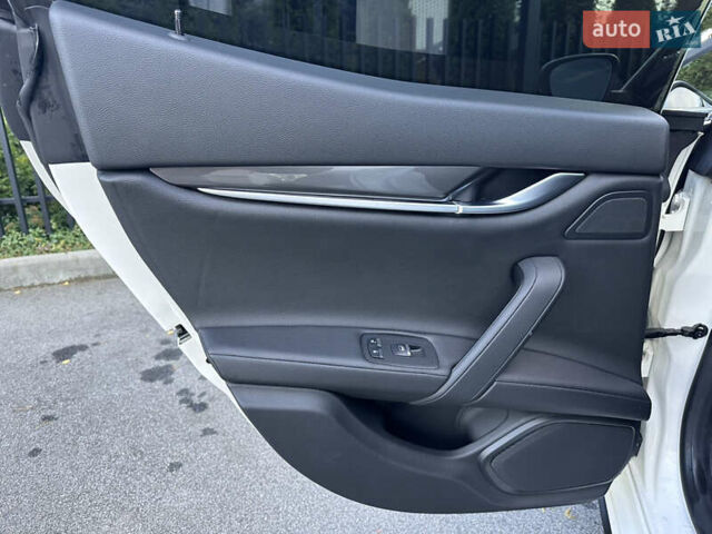 Белый Мазерати Гибли, объемом двигателя 2.98 л и пробегом 38 тыс. км за 39999 $, фото 48 на Automoto.ua