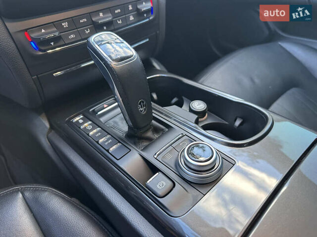 Белый Мазерати Гибли, объемом двигателя 2.98 л и пробегом 38 тыс. км за 39999 $, фото 42 на Automoto.ua