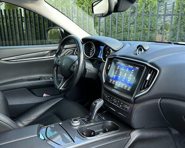 Белый Мазерати Гибли, объемом двигателя 2.98 л и пробегом 38 тыс. км за 39999 $, фото 32 на Automoto.ua