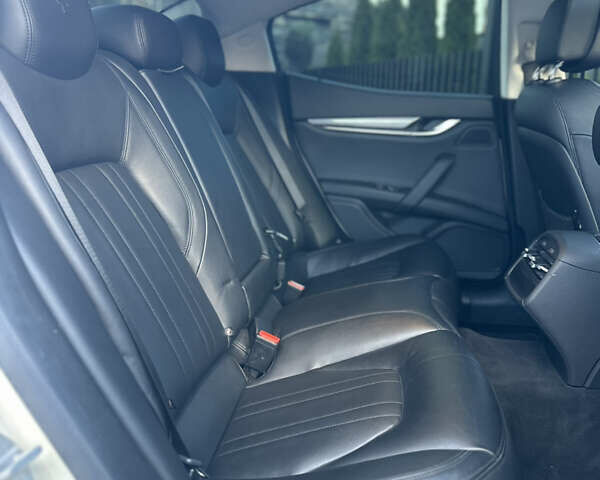 Белый Мазерати Гибли, объемом двигателя 2.98 л и пробегом 38 тыс. км за 39999 $, фото 34 на Automoto.ua