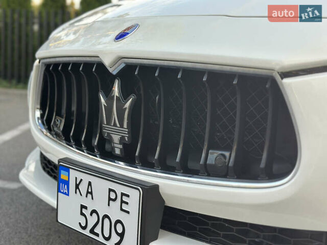 Белый Мазерати Гибли, объемом двигателя 2.98 л и пробегом 38 тыс. км за 39999 $, фото 13 на Automoto.ua