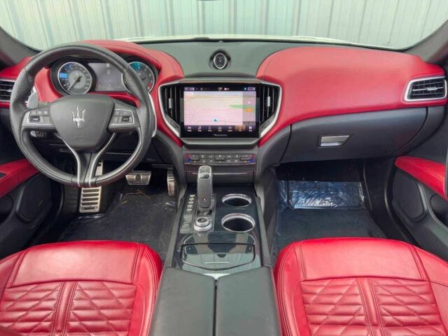 Білий Мазераті Ghibli, об'ємом двигуна 3.8 л та пробігом 14 тис. км за 15700 $, фото 7 на Automoto.ua