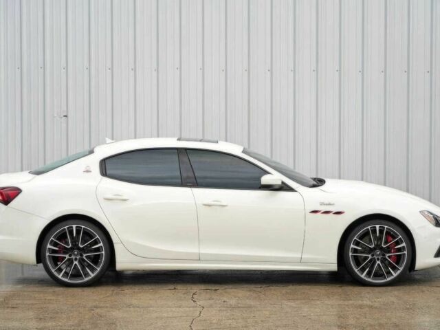 Білий Мазераті Ghibli, об'ємом двигуна 3.8 л та пробігом 14 тис. км за 15700 $, фото 2 на Automoto.ua