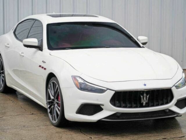 Білий Мазераті Ghibli, об'ємом двигуна 3.8 л та пробігом 14 тис. км за 15700 $, фото 1 на Automoto.ua