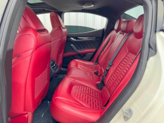 Білий Мазераті Ghibli, об'ємом двигуна 3.8 л та пробігом 14 тис. км за 15700 $, фото 11 на Automoto.ua