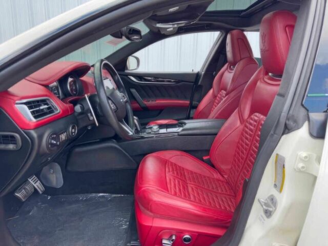 Білий Мазераті Ghibli, об'ємом двигуна 3.8 л та пробігом 14 тис. км за 15700 $, фото 8 на Automoto.ua