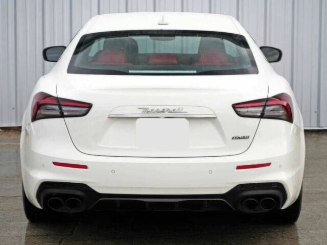 Білий Мазераті Ghibli, об'ємом двигуна 3.8 л та пробігом 14 тис. км за 15700 $, фото 5 на Automoto.ua