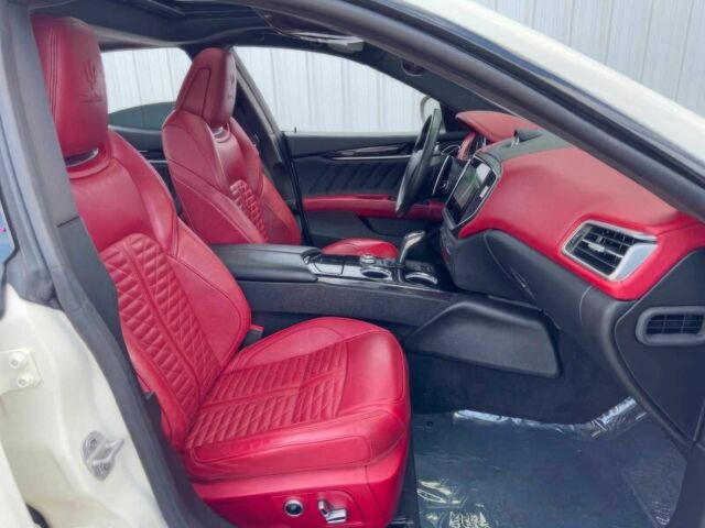 Білий Мазераті Ghibli, об'ємом двигуна 3.8 л та пробігом 14 тис. км за 15700 $, фото 9 на Automoto.ua