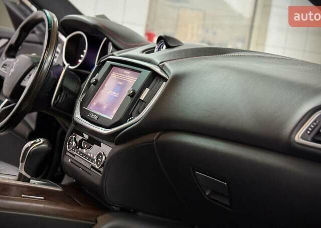 Черный Мазерати Гибли, объемом двигателя 2.98 л и пробегом 91 тыс. км за 24950 $, фото 16 на Automoto.ua