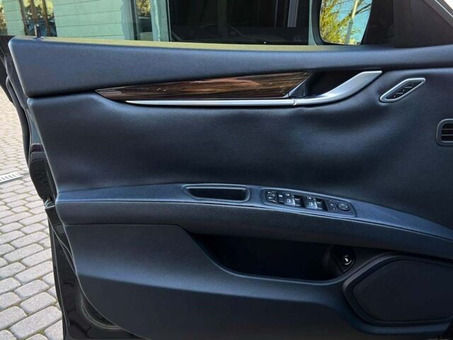 Чорний Мазераті Ghibli, об'ємом двигуна 3 л та пробігом 64 тис. км за 28500 $, фото 7 на Automoto.ua