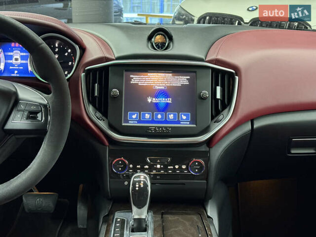 Черный Мазерати Гибли, объемом двигателя 3 л и пробегом 146 тыс. км за 25900 $, фото 26 на Automoto.ua