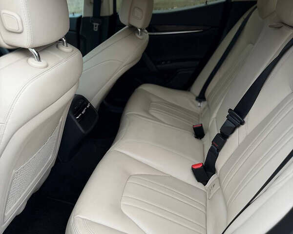 Черный Мазерати Гибли, объемом двигателя 3 л и пробегом 124 тыс. км за 14900 $, фото 9 на Automoto.ua