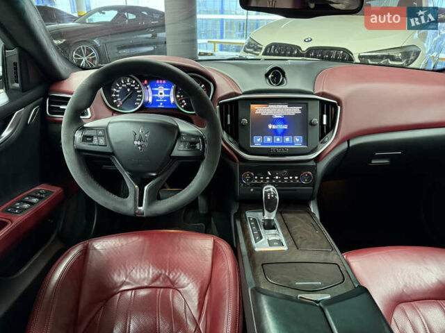 Черный Мазерати Гибли, объемом двигателя 3 л и пробегом 146 тыс. км за 25900 $, фото 24 на Automoto.ua