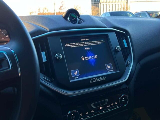 Чорний Мазераті Ghibli, об'ємом двигуна 3 л та пробігом 64 тис. км за 28500 $, фото 13 на Automoto.ua