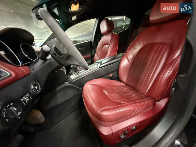 Черный Мазерати Гибли, объемом двигателя 3 л и пробегом 146 тыс. км за 25900 $, фото 19 на Automoto.ua