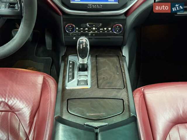 Черный Мазерати Гибли, объемом двигателя 3 л и пробегом 146 тыс. км за 25900 $, фото 27 на Automoto.ua