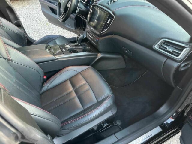 Черный Мазерати Гибли, объемом двигателя 3 л и пробегом 65 тыс. км за 12700 $, фото 9 на Automoto.ua