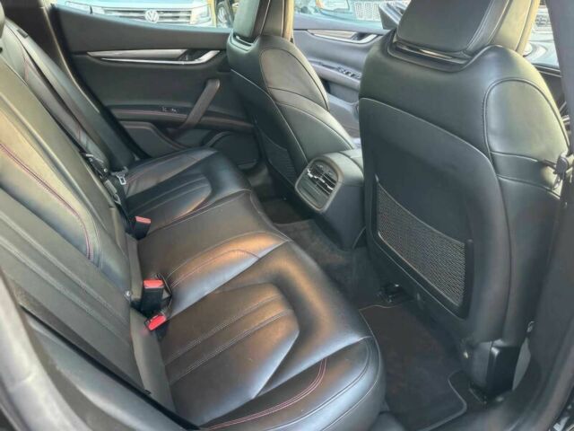 Черный Мазерати Гибли, объемом двигателя 3 л и пробегом 65 тыс. км за 12700 $, фото 10 на Automoto.ua