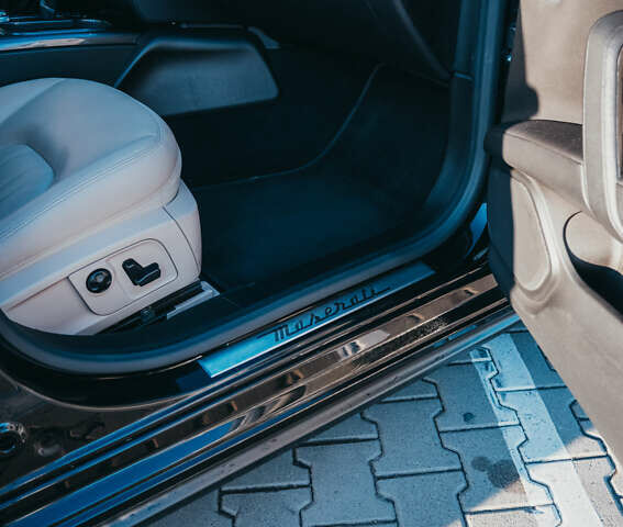 Чорний Мазераті Ghibli, об'ємом двигуна 2.98 л та пробігом 82 тис. км за 27000 $, фото 10 на Automoto.ua