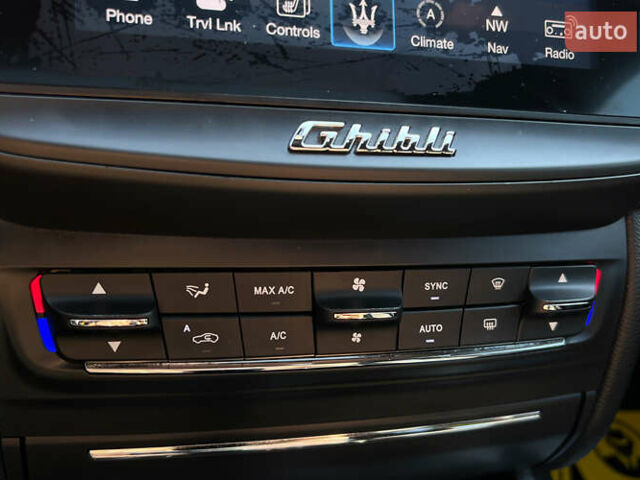 Черный Мазерати Гибли, объемом двигателя 3 л и пробегом 151 тыс. км за 21700 $, фото 16 на Automoto.ua