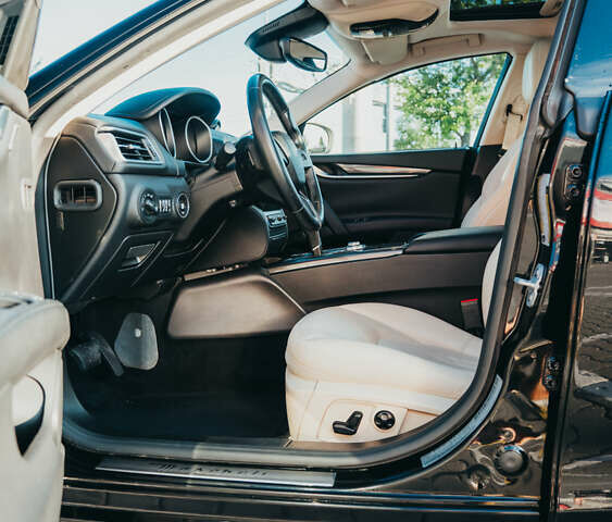 Чорний Мазераті Ghibli, об'ємом двигуна 2.98 л та пробігом 82 тис. км за 27000 $, фото 20 на Automoto.ua