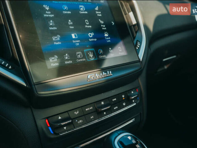 Чорний Мазераті Ghibli, об'ємом двигуна 2.98 л та пробігом 82 тис. км за 27000 $, фото 24 на Automoto.ua